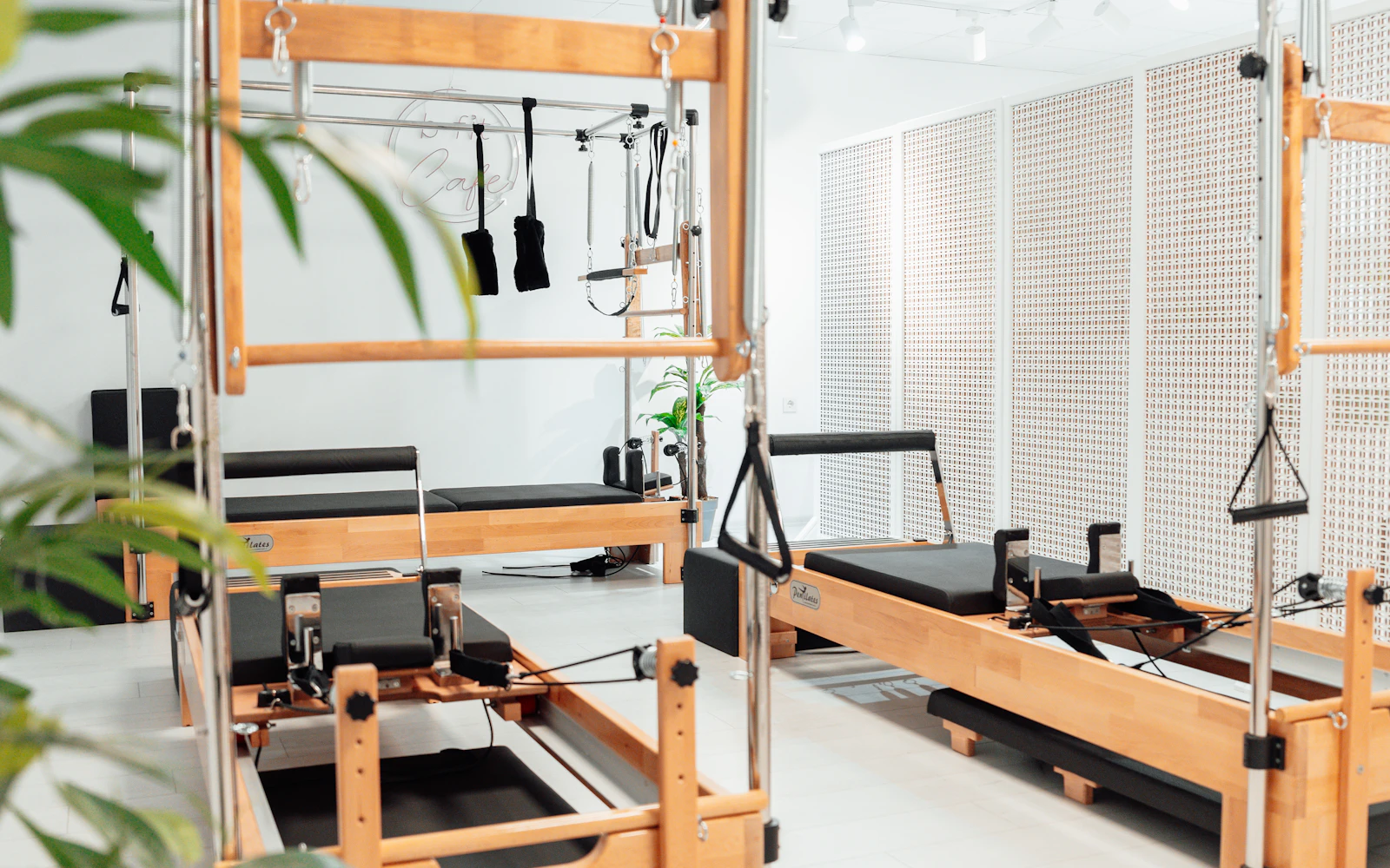 Estúdio de pilates com aparelhos de madeira e luz natural